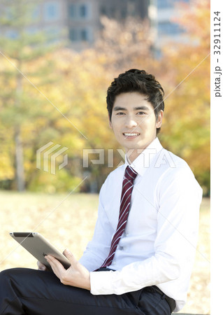 公園 ビジネスマン アイパッド 32911124
