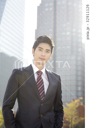 都市 都会 ビジネスマン 32911126