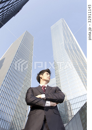 ローアングル ビジネス ビジネスマン 32911145