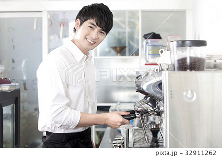 バリスタ 若い男 若い男性 32911262