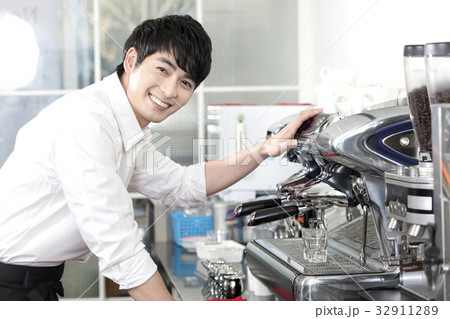 20代 バリスタ カフェ 32911289