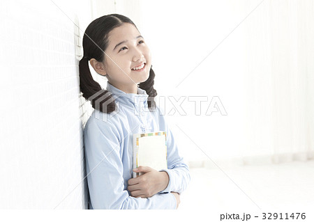 二つ結び ツインテール よりかかる 32911476