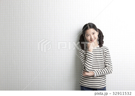 二つ結び ツインテール 笑顔 32911532