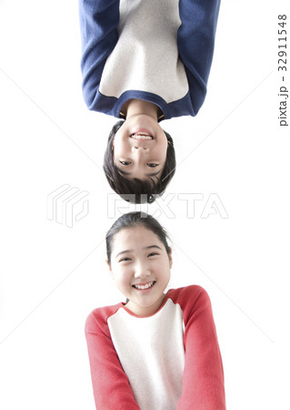 ローアングル 笑顔 微笑 32911548