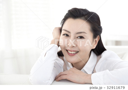 40代 頭怪奇 頬杖 32911679