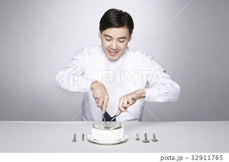 札束 ビジネスマン 献立 32911765