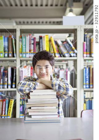 大学生 図書館 若い男 32911792