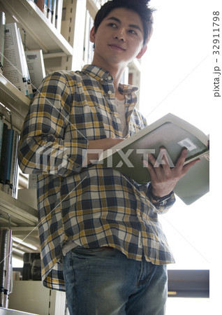 よりかかる 大学生 図書館 32911798