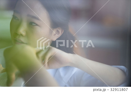 上半身 ガラス 若い女性 32911807
