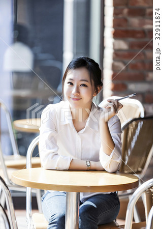 20代 大学生 若い女性 32911874