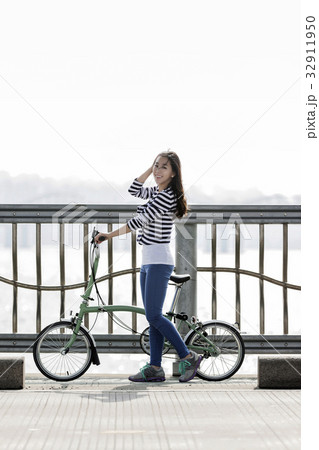 20代 自転車 若い女性 32911950