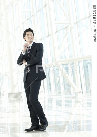 建築 ビジネスマン 若い男 32911989