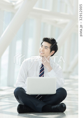 20代 ビジネスマン 頬杖 32912005