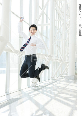 喜び うれしさ ビジネスマン 32912008