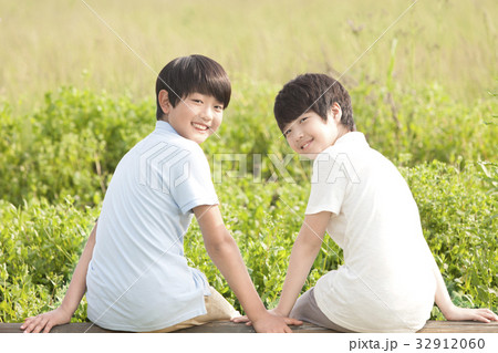 振り返っ表示 振り向く 少年 32912060