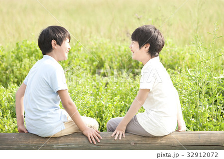 見開き 対面 向き合う 32912072