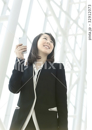 20代 ビジネスウーマン スマートフォン 32912073