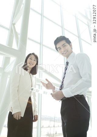 20代 ビジネスマン ビジネスウーマン 32912077