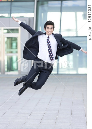 喜び うれしさ ビジネスマン 32912085