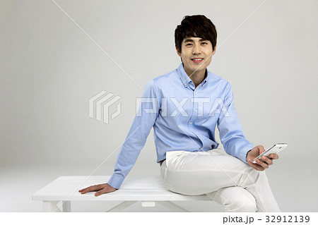 ヌキ 切り抜き 足を組む 32912139