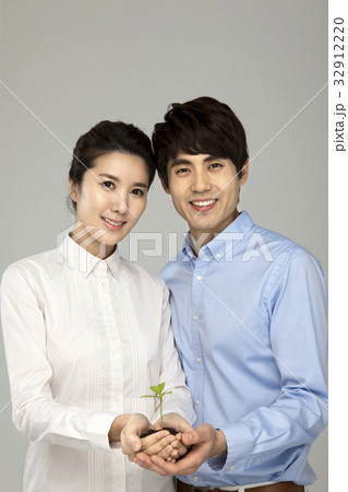 20代 夫婦 芽 32912220
