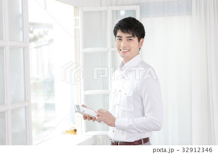 計算機 ビジネスマン 若い男 32912346