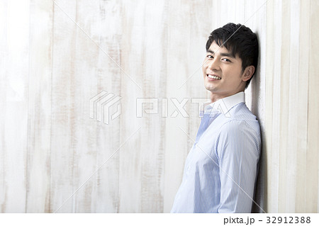 20代 よりかかる 笑顔 32912388