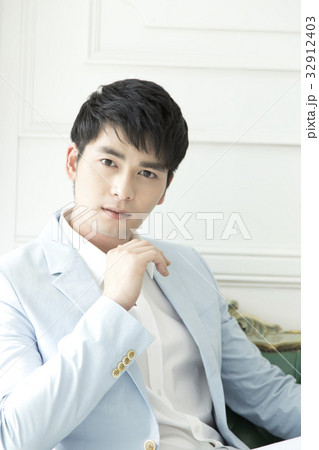 ビジネスマン 上半身 若い男 32912403