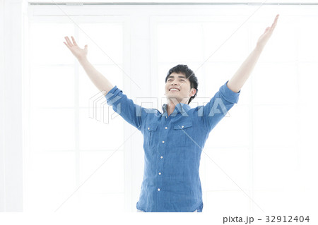 20代 笑顔 微笑 32912404