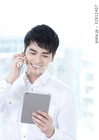 ビジネスマン スマートフォン スマホ 32912407