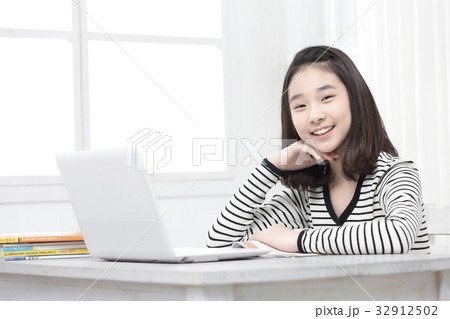 短い髪 笑顔 微笑 32912502