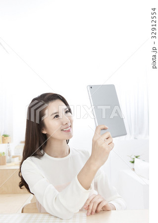 20代 笑顔 微笑 32912554