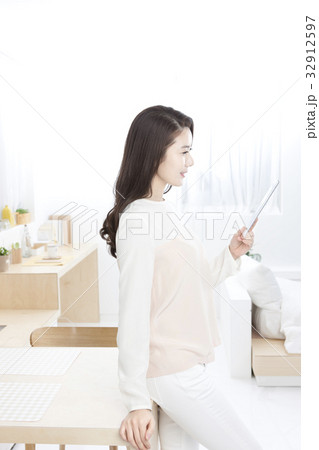 ビジネスウーマン 生活 アイパッドミニ 32912597