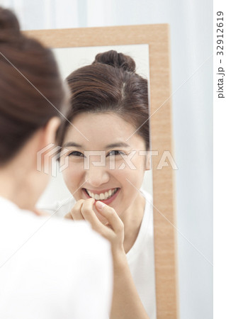20代 鏡 笑顔 32912619