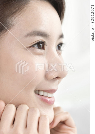 笑顔 微笑 微笑み 32912671
