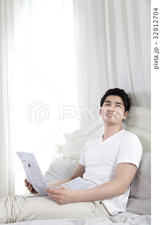 新聞 若い男 若い男性 32912704