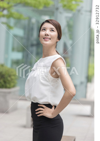 20代 笑顔 微笑 32912732