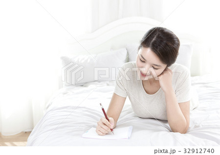 うつ伏せ 若い女性 ベッド 32912740