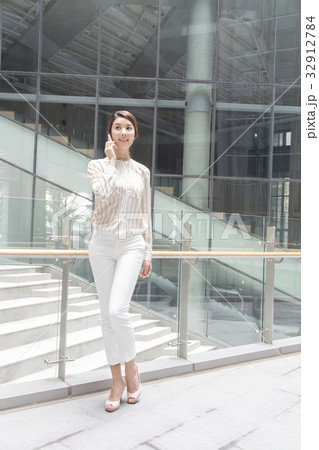 ビジネスウーマン iPhoneの iPhone 32912784