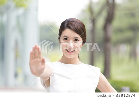 20代 ビジネスウーマン 手出し 32912874