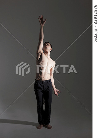 バレエ バレリーナ 挙手 32912876