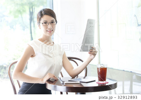 20代 無線通信 笑顔 32912893