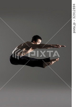 ヌキ 切り抜き バレエ 32912894