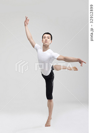 足持ち上げる 足を上げる バレエ 32912899