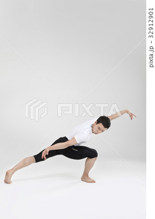 バレエ バレリーナ 若い男 32912901