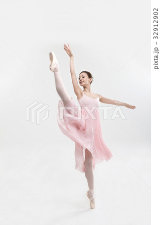 バレエ バレリーナ 若い女性 32912902