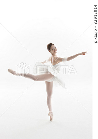 バレリーナ 若い女性 腕広げる 32912914