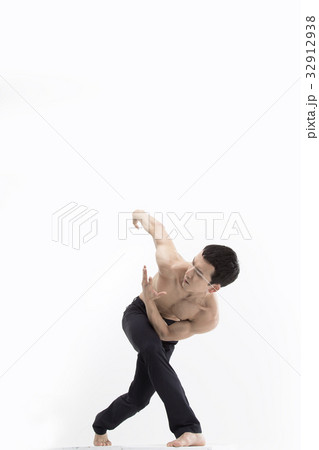 バレエ バレリーナ 全身 32912938