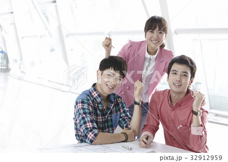 20代 ビジネスマン ビジネスウーマン 32912959