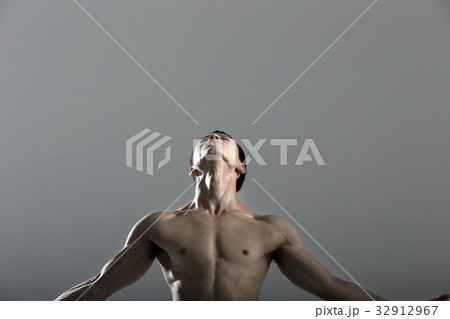 バレエ バレリーナ 上半身 32912967